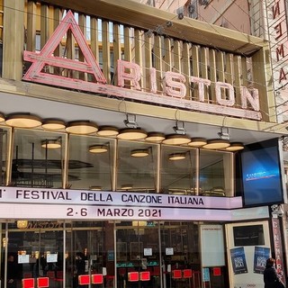 A mezzanotte è scattata la zona 'gialla' e oggi via alla settimana del Festival: aprono bar e ristoranti ma ci sono molti divieti