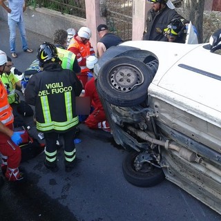 Diano Gorleri: si capotta con l'auto, viene estratto dai Vigili del Fuoco e portato al 'Santa Corona' (Foto e Video)
