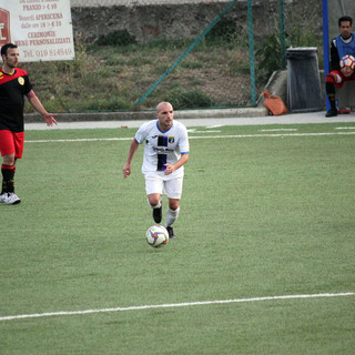 Arturo Ymeri, centrocampista dell'Imperia, in azione contro la Rivarolese Arturo Ymeri, centrocampista dell'Imperia, in azione contro la Rivarolese