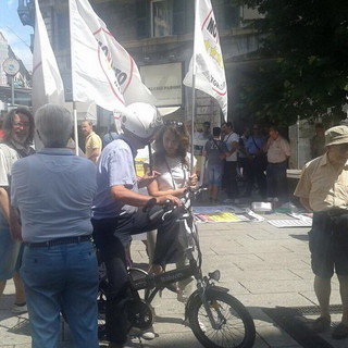 Delegazione del Meetup 'Amici di Beppe Grillo Imperia' a Genova per protestare contro il Governo Renzi