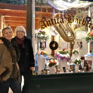 Sanremo: tra le tante vetrine che rendono omaggio al #Festival anche l'antica 'Barberia' in via Capitan Pesante