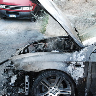 Arma di Taggia: auto distrutta da un incendio mentre viaggia sull'autostrada