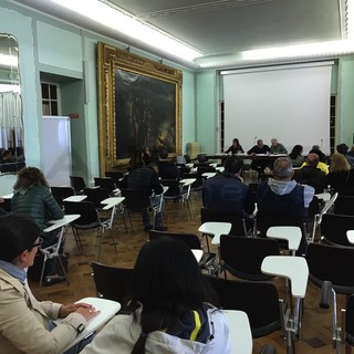 L'apertura delle buste nella Sala degli Specchi a Palazzo Bellevue L'apertura delle buste nella Sala degli Specchi a Palazzo Bellevue
