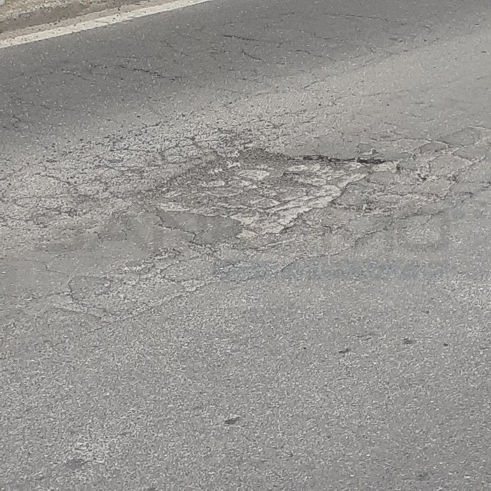 Sanremo: asfalto colabrodo in via Dante Alighieri, la segnalazione di una nostra lettrice (Foto) Sanremo: asfalto colabrodo in via Dante Alighieri, la segnalazione di una nostra lettrice (Foto)