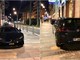 Le auto posteggiate sul marciapiede in corso Mombello Le auto posteggiate sul marciapiede in corso Mombello