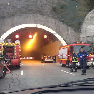 Tir italiano prende fuoco sull'Autostrada A8 Escota nella zona di Nizza: nessun ferito