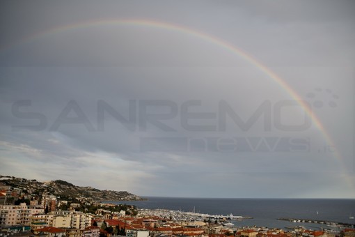 Sanremo: uno splendido arcobaleno sovrasta la città dei fiori dopo una lieve pioggia (Foto) Sanremo: uno splendido arcobaleno sovrasta la città dei fiori dopo una lieve pioggia (Foto)