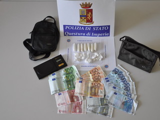 La droga ed il materiale sequestrati La droga ed il materiale sequestrati