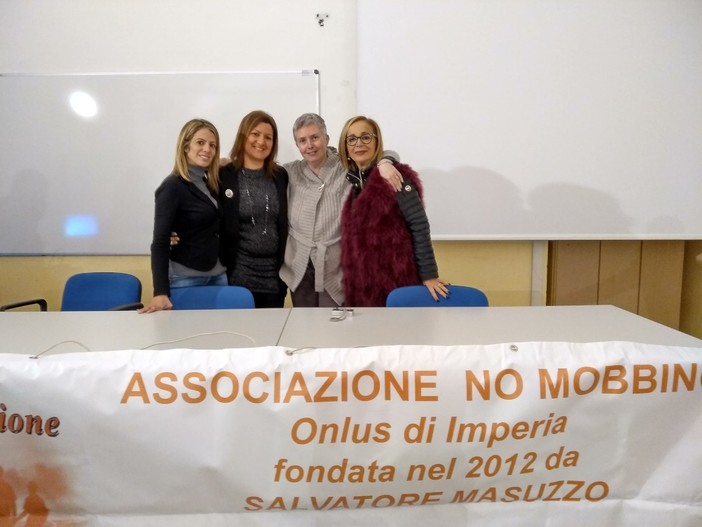 Sanremo: terminato il progetto in collaborazione tra l'associazione No Mobbing e l'Istituto Colombo Sanremo: terminato il progetto in collaborazione tra l'associazione No Mobbing e l'Istituto Colombo