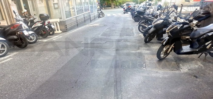 Sanremo: asfalto in pessime condizioni in via XX Settembre, un lettore ne chiede il rifacimento (Foto) Sanremo: asfalto in pessime condizioni in via XX Settembre, un lettore ne chiede il rifacimento (Foto)