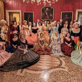 Sanremo come Bridgerton: una promenade in abiti storici trasforma il centro in una corte europea