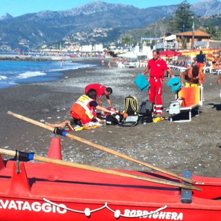 Arma di Taggia: malore mentre nuota, rischia di morire annegata ma viene salvata in extremis