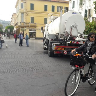 Diano Marina: arrivate le autobotti in piazza, ma l'acqua dovrebbe tornare entro le 14 (Foto)