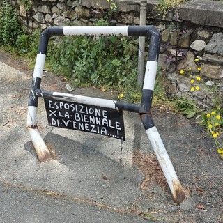 Sanremo: arredo urbano semidistrutto in via De Amicis, spunta anche un cartello goliardico (Foto) Sanremo: arredo urbano semidistrutto in via De Amicis, spunta anche un cartello goliardico (Foto)