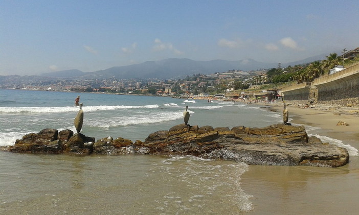 Sanremo: 'Arte in bilico', come trasformare semplici sassi in opere nella zona dei 'Tre Ponti' (Foto)