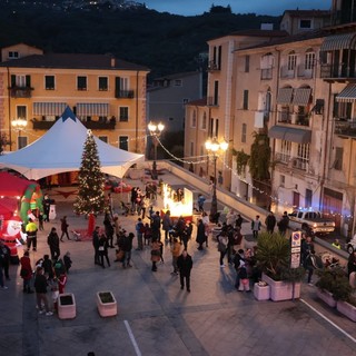 Pontedassio paese di Natale: grande festa per l'accensione dell'albero in piazza (foto)