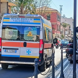 Vallecrosia: si sente male mentre beve un caffè, 81enne soccorsa anche dal Sindaco (Foto) Vallecrosia: si sente male mentre beve un caffè, 81enne soccorsa anche dal Sindaco (Foto)