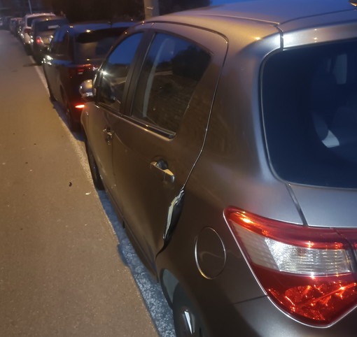 Sanremo: auto urtata da una vettura in transito in via Borea, intervento della Polizia Municipale Sanremo: auto urtata da una vettura in transito in via Borea, intervento della Polizia Municipale