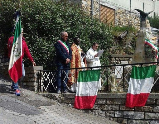 La comunità di Aurigo riunita ieri per la celebrazione del 25 aprile