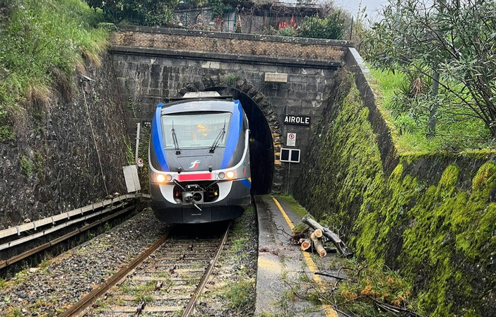 Ferrovia tra Ventimiglia e Cuneo: dopo quelli degli ultimi giorni ecco l'ennesimo stop: circolazione out fino alle 15