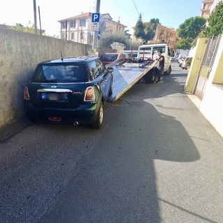 La rimozione dell'auto (foto Tonino Bonomo) La rimozione dell'auto (foto Tonino Bonomo)