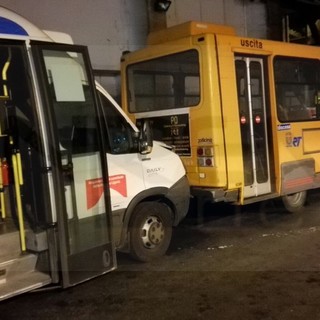 Sanremo: malviventi forzano i cancelli della stazione bus di piazza Colombo e provocano danni ai mezzi (Foto)