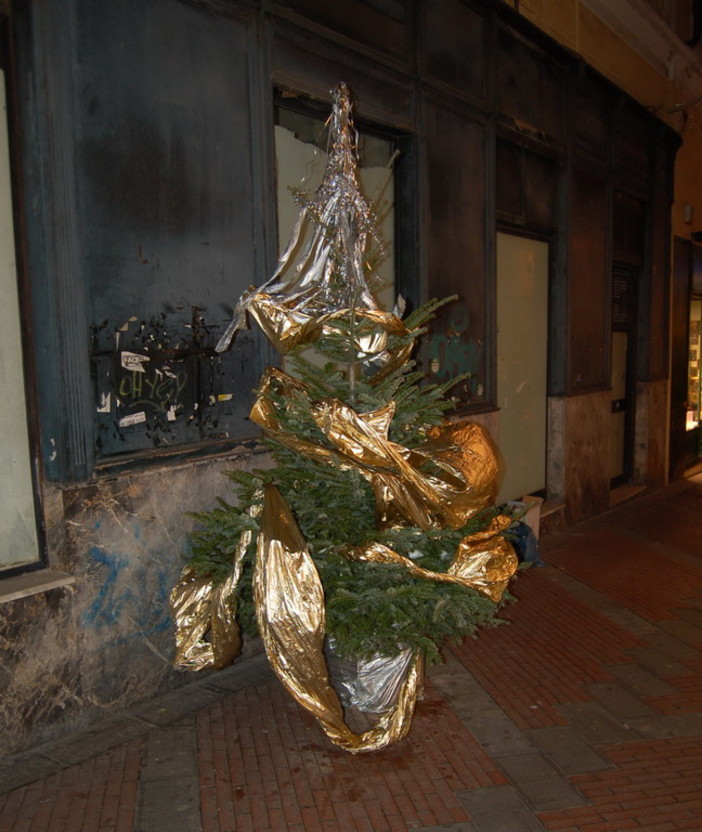 Ventimiglia: un concorso per 'Alberi di Natale' dal circolo culturale 'Porta Marina' Ventimiglia: un concorso per 'Alberi di Natale' dal circolo culturale 'Porta Marina'