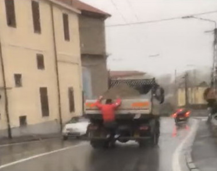 Ventimiglia: viaggia 'appeso' al retro di un camion nella zona di Nervia, il video diventa virale Ventimiglia: viaggia 'appeso' al retro di un camion nella zona di Nervia, il video diventa virale