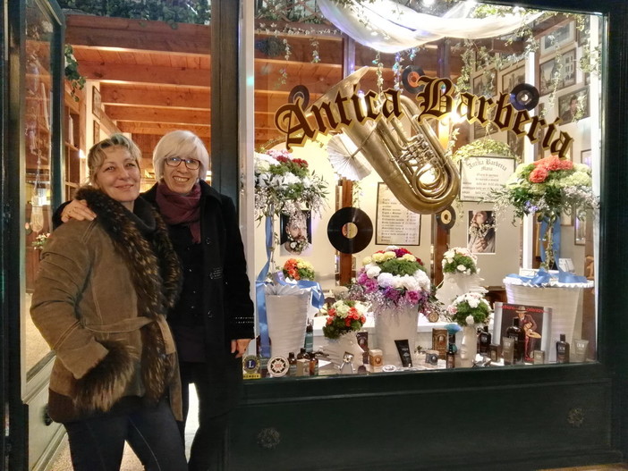 Sanremo: tra le tante vetrine che rendono omaggio al #Festival anche l'antica 'Barberia' in via Capitan Pesante
