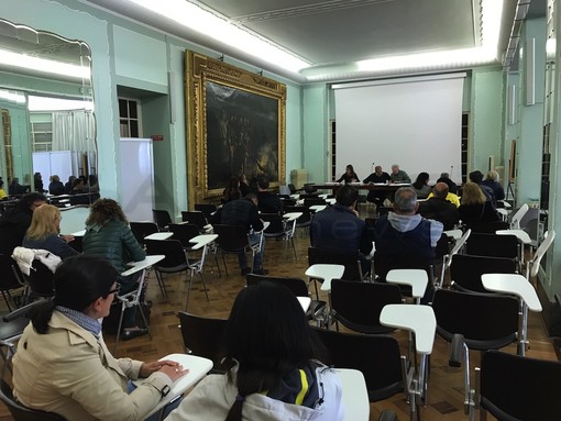 L'apertura delle buste nella Sala degli Specchi a Palazzo Bellevue L'apertura delle buste nella Sala degli Specchi a Palazzo Bellevue