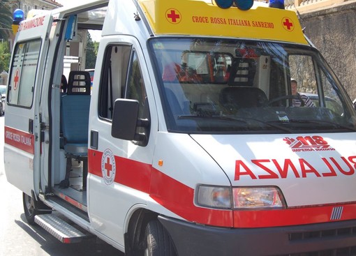 Imperia: scontro tra un'auto ed una bici tra via Schiva e via Alfieri, 20enne leggermente ferito Imperia: scontro tra un'auto ed una bici tra via Schiva e via Alfieri, 20enne leggermente ferito