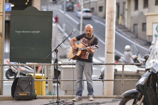 Sanremo: dopo via Matteotti Amedeo Grisi sceglie via Martiri per una sua performance musicale Sanremo: dopo via Matteotti Amedeo Grisi sceglie via Martiri per una sua performance musicale