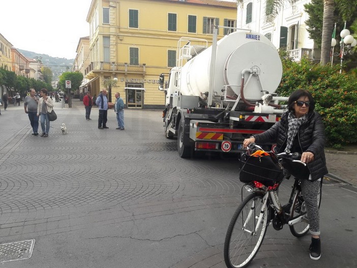 Diano Marina: arrivate le autobotti in piazza, ma l'acqua dovrebbe tornare entro le 14 (Foto)