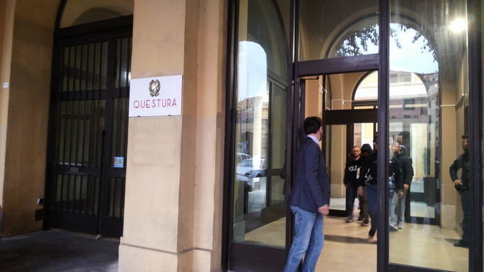 Imperia: neonato muore a Genova, dopo diverse ore sotto interrogatorio portato in carcere il presunto responsabile (Foto e Video) Imperia: neonato muore a Genova, dopo diverse ore sotto interrogatorio portato in carcere il presunto responsabile (Foto e Video)