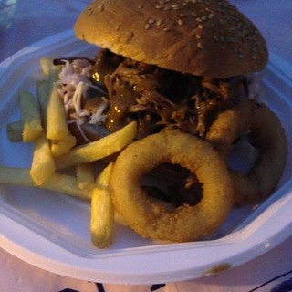 Castellaro: grande successo per la serata American Party Style BBQ, oltre mille persone in Piazza del Castello