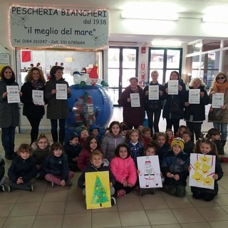Bordighera: i bimbi di ‘Villa Felomena’ hanno portato i loro auguri di buon Natale ai cittadini (Foto) Bordighera: i bimbi di ‘Villa Felomena’ hanno portato i loro auguri di buon Natale ai cittadini (Foto)