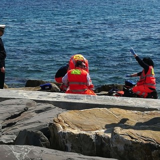 Sanremo: 35enne cade in mare davanti a Santa Tecla e rischia di annegare, ricoverato in gravi condizioni (Foto)