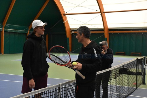 Nella gallery le immagini dell'allenamento di 4 anni fa tra Sinner e Fiorello Nella gallery le immagini dell'allenamento di 4 anni fa tra Sinner e Fiorello
