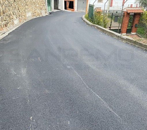 Nelle foto l'asfalto appena rifatto sulla strada verso Bussana Vecchia