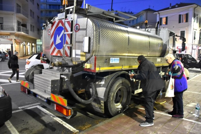 Sanremo: Comune e Protezione Civile attivati per l'emergenza acqua, i punti di approvvigionamento idrico in città Sanremo: Comune e Protezione Civile attivati per l'emergenza acqua, i punti di approvvigionamento idrico in città