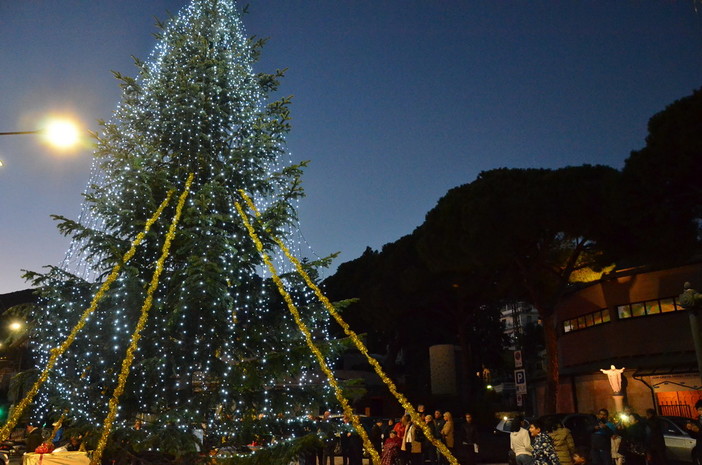 Ospedaletti: 'acceso' oggi pomeriggio l'albero in piazza Europa, presente Sindaco e Giunta (Foto e Video) Ospedaletti: 'acceso' oggi pomeriggio l'albero in piazza Europa, presente Sindaco e Giunta (Foto e Video)