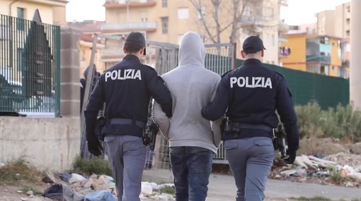 Ventimiglia: pericoloso latitante cerca di fuggire in Francia con documenti falsi, arrestato dalla Polizia di Frontiera Ventimiglia: pericoloso latitante cerca di fuggire in Francia con documenti falsi, arrestato dalla Polizia di Frontiera