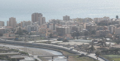 Taggia si prepara a festeggiare il Natale, il 25 novembre saranno accese le luminarie. Cresce l'attesa per l'albero natalizio di circa 30 metri