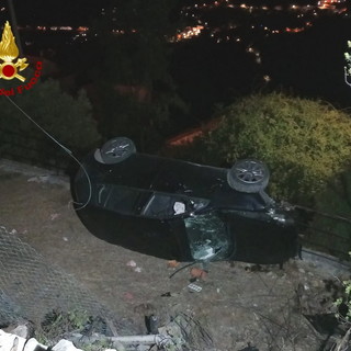 Vallebona: auto finisce fuoristrada e fa un volo di tre metri, illesi gli occupanti e intervento dei Vvf (Foto) Vallebona: auto finisce fuoristrada e fa un volo di tre metri, illesi gli occupanti e intervento dei Vvf (Foto)