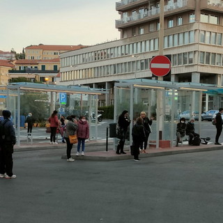 Viaggiatori in attesa dei bus che non arrivano a Imperia