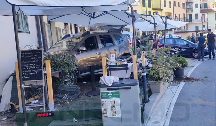 Dolceacqua: perde il controllo dell'auto e finisce dentro un dehors, per fortuna non c'era nessuno (Foto e Video) Dolceacqua: perde il controllo dell'auto e finisce dentro un dehors, per fortuna non c'era nessuno (Foto e Video)
