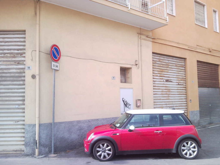 Imperia: auto di un ex Consigliere in divieto di sosta, controlli e foto di Forza Nuova Imperia: auto di un ex Consigliere in divieto di sosta, controlli e foto di Forza Nuova