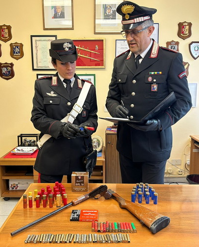 Sanremo: aveva in casa un fucile ed una pistola lanciarazzi, 50enne arrestato dai Carabinieri (Foto) Sanremo: aveva in casa un fucile ed una pistola lanciarazzi, 50enne arrestato dai Carabinieri (Foto)