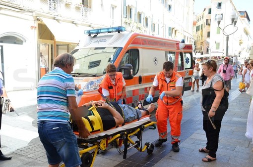 Sanremo: prelievo al bancomat da 'Far West' in via Matteotti, 45enne aggredito e buttato a terra