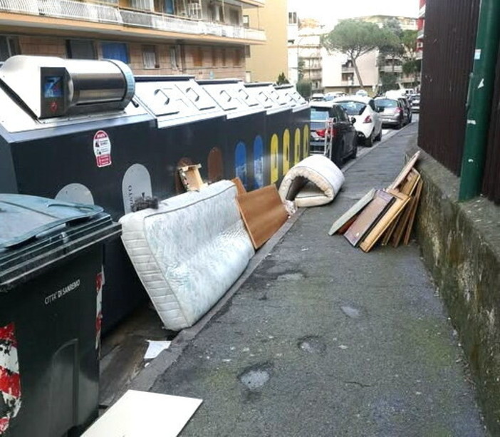 Sanremo, abbandono selvaggio di rifiuti: materassi e legni accanto alle nuove ecoisole nonostante i centri disponibili (Foto)